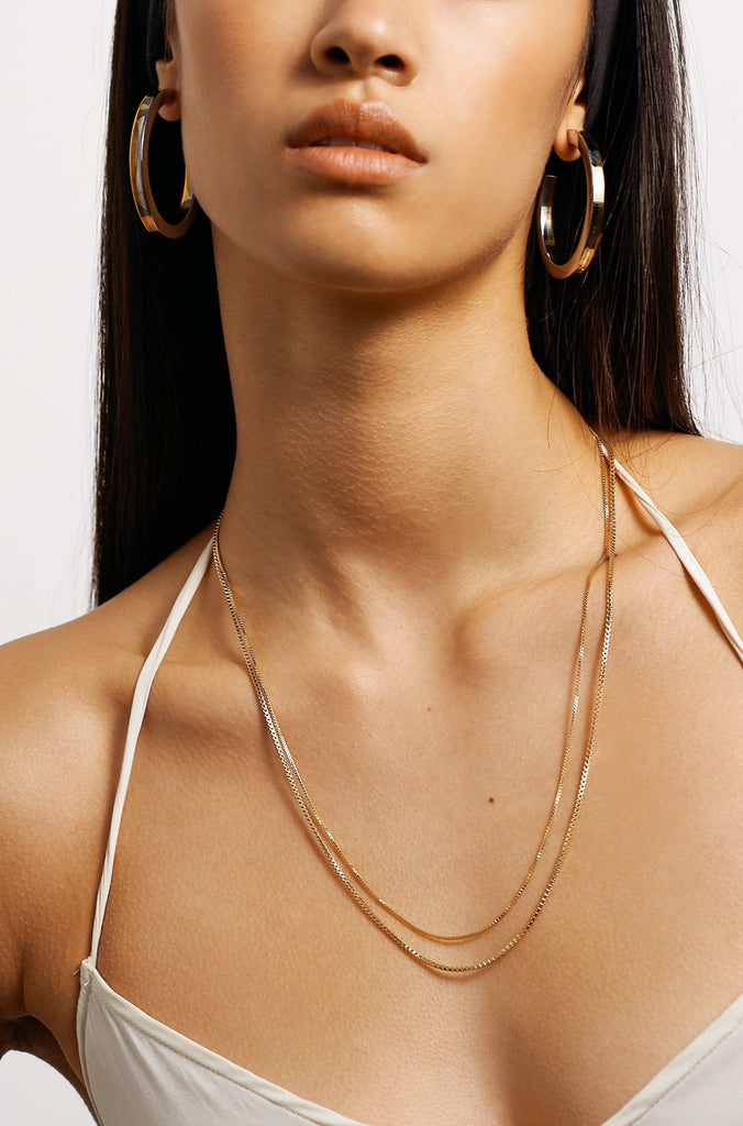 Model wearing 22" Thick & Thin Vintage Square Chain Necklace bagatiba