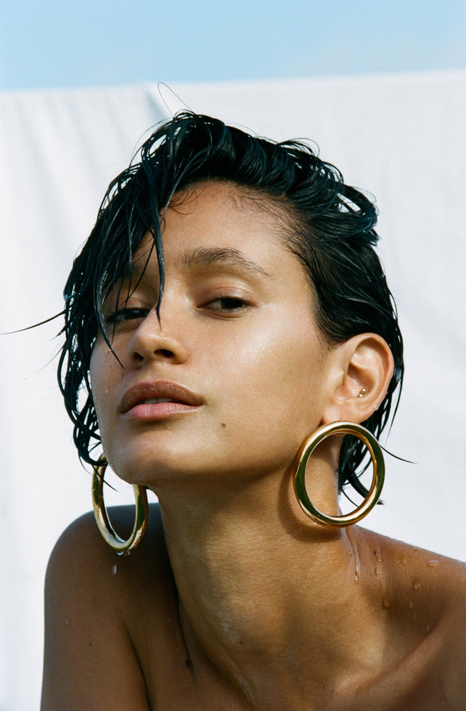 Model wearing the Circle Hollow Hoops Earrings bagatiba