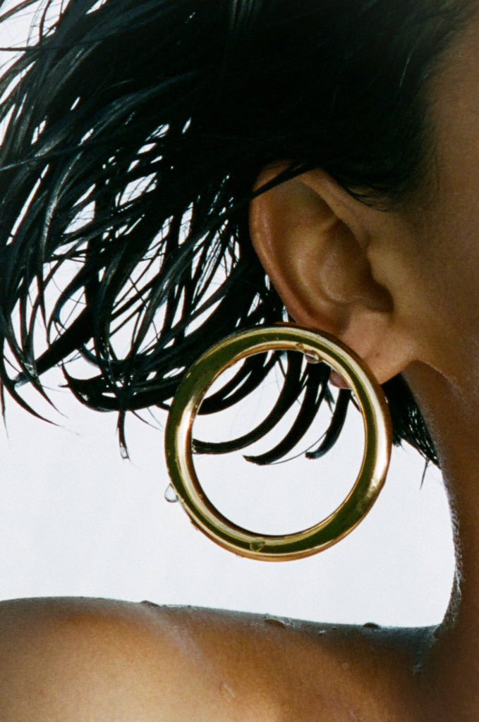 Cropped view of 1 Circle Hollow Hoop Earring on model ear  bagatiba