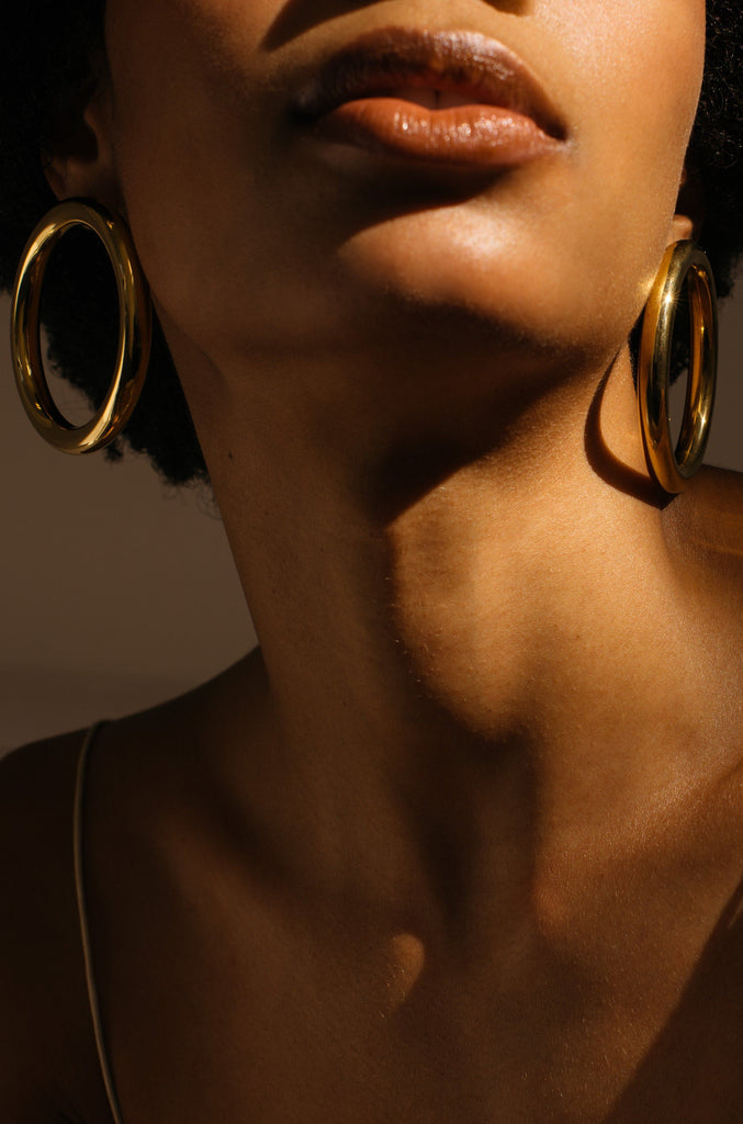 Cropped view of model wearing the Circle Hollow Hoops Earrings bagatiba