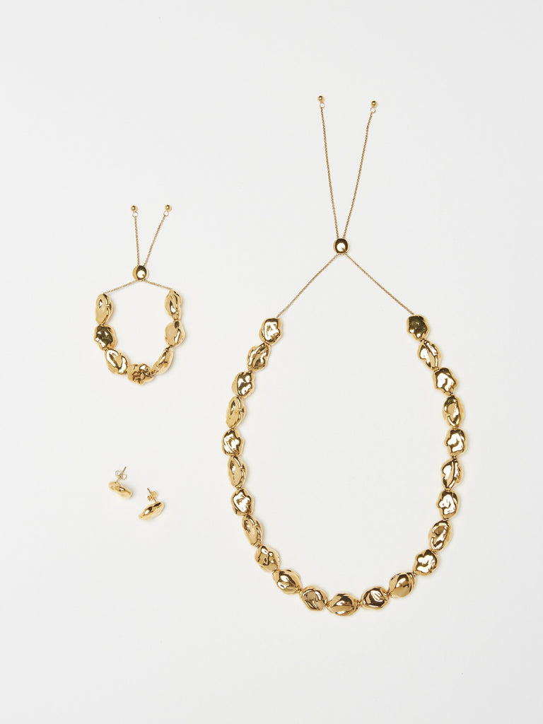 Flat lay of pearl collection including the Gold Pearl Bracelet Bracelet bagatiba