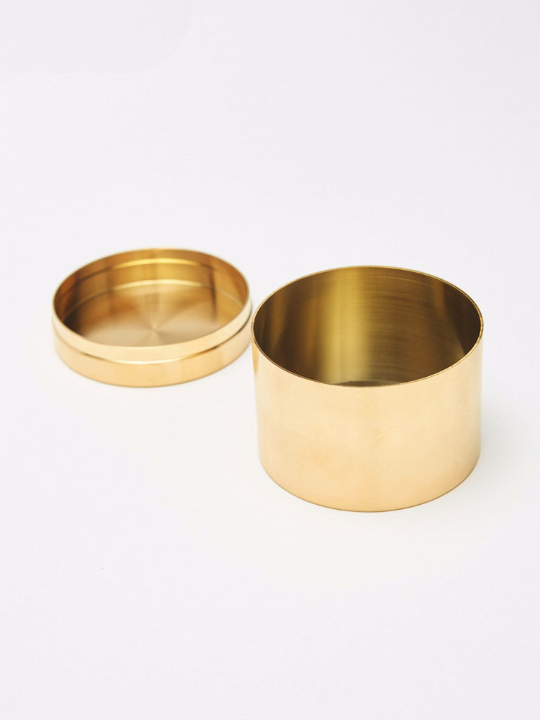 Flat lay with lid off Holding Jar extra bagatiba
