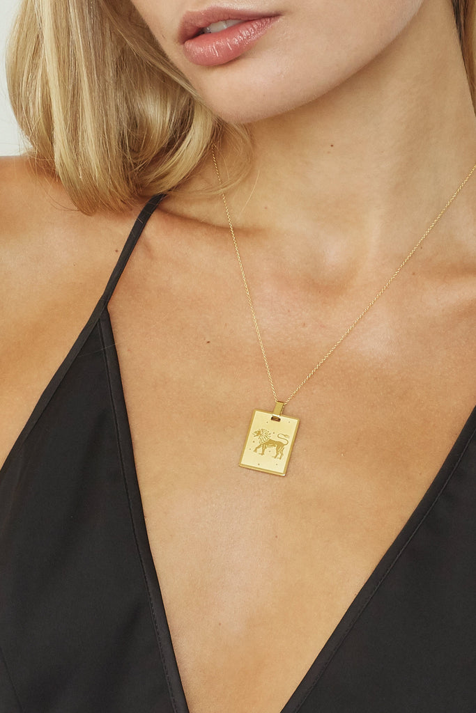 Cropped view on model of Leo Charm charm Bagatiba