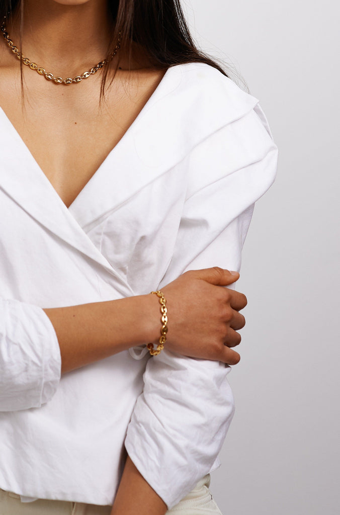 Full view of model wearing the Onia Bracelet Bracelet Bagatiba