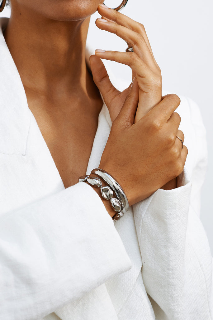 Detailed view on wrist of Silver Pearl Bracelet Bracelet bagatiba