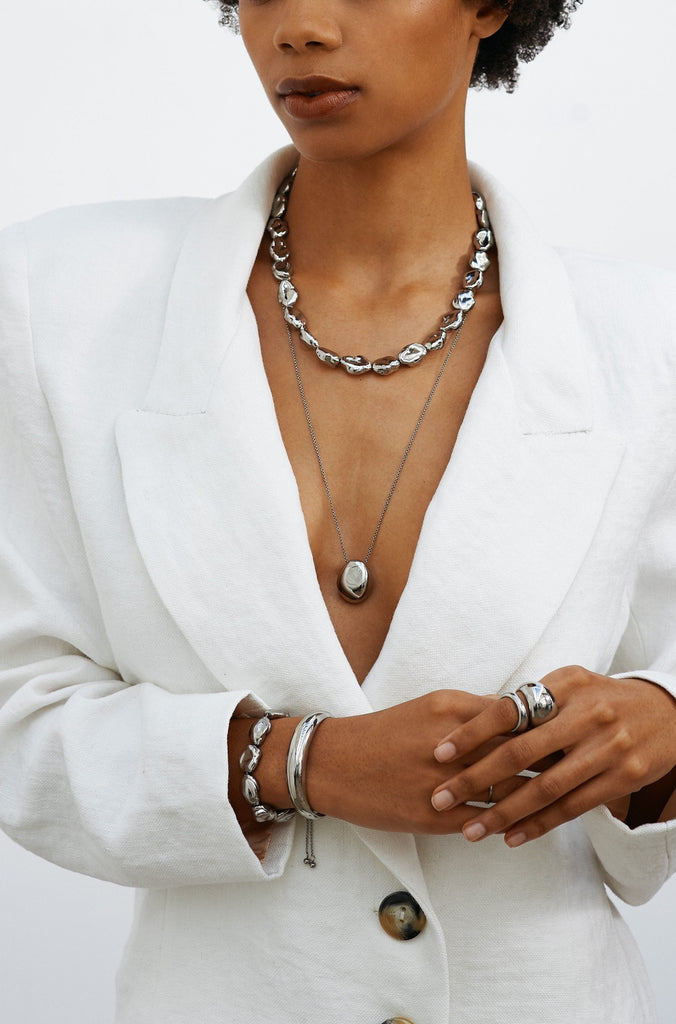 Model in the Silver Pearl Necklace Necklace bagatiba