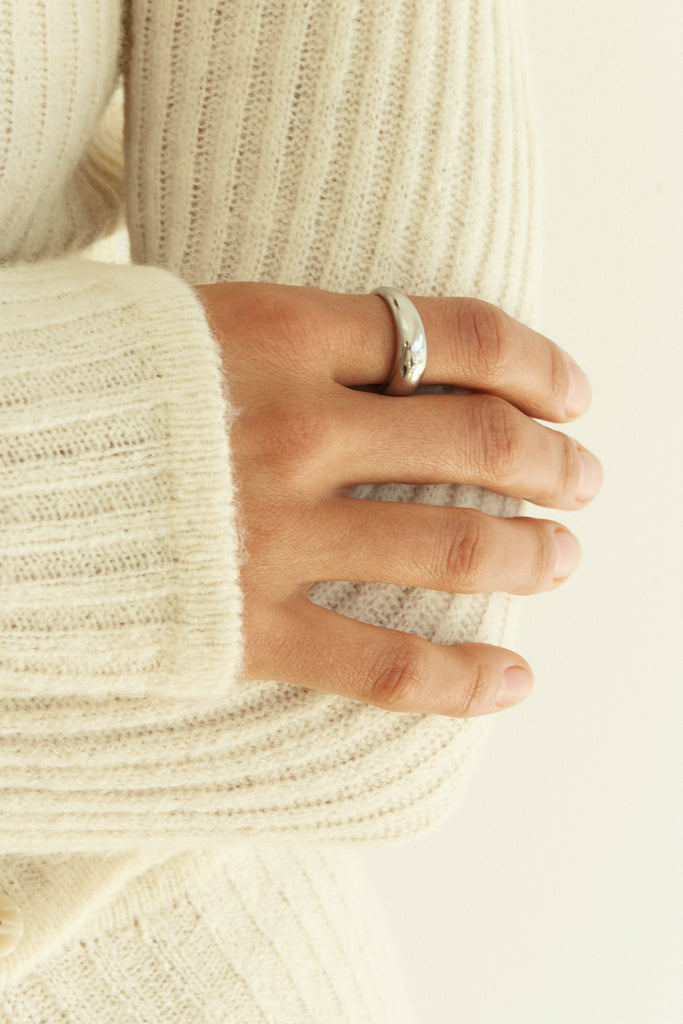 Detail view on finger of the Thin Silver Orb Ring Ring bagatiba