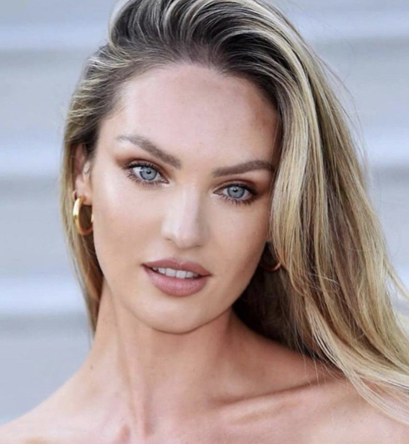 CANDICE SWANEPOEL IN THE MINI GOLD HOLLOW HOOPS – Bagatiba