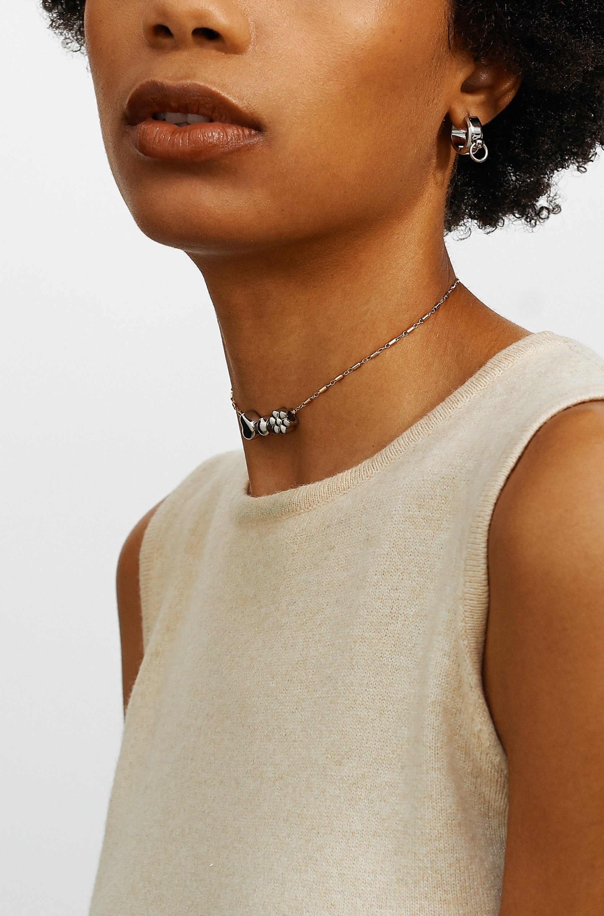Model wearing Cylinder Choker with silver bead set  Bagatiba 
