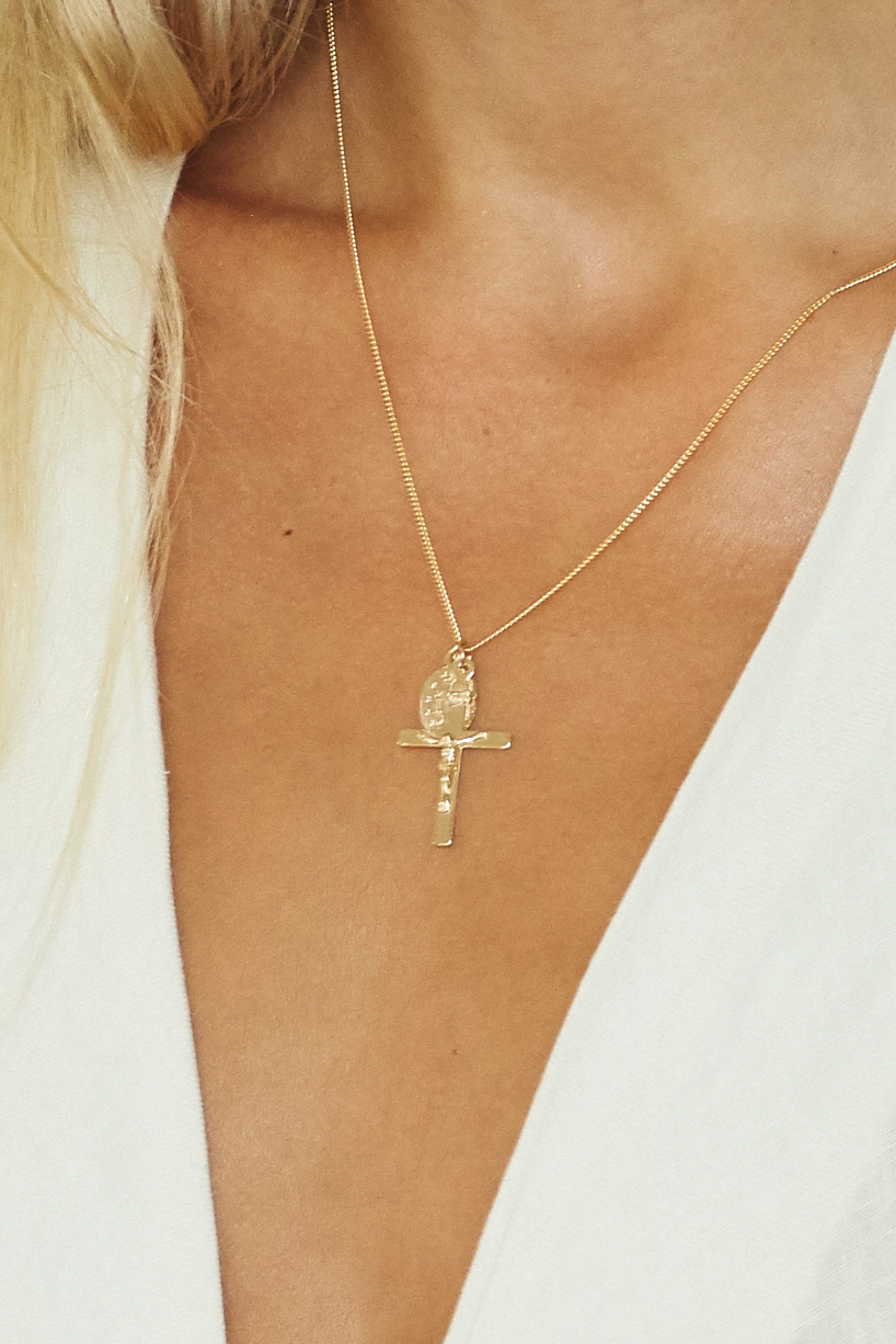 Cropped view on model of D2C Necklace Necklace Bagatiba 