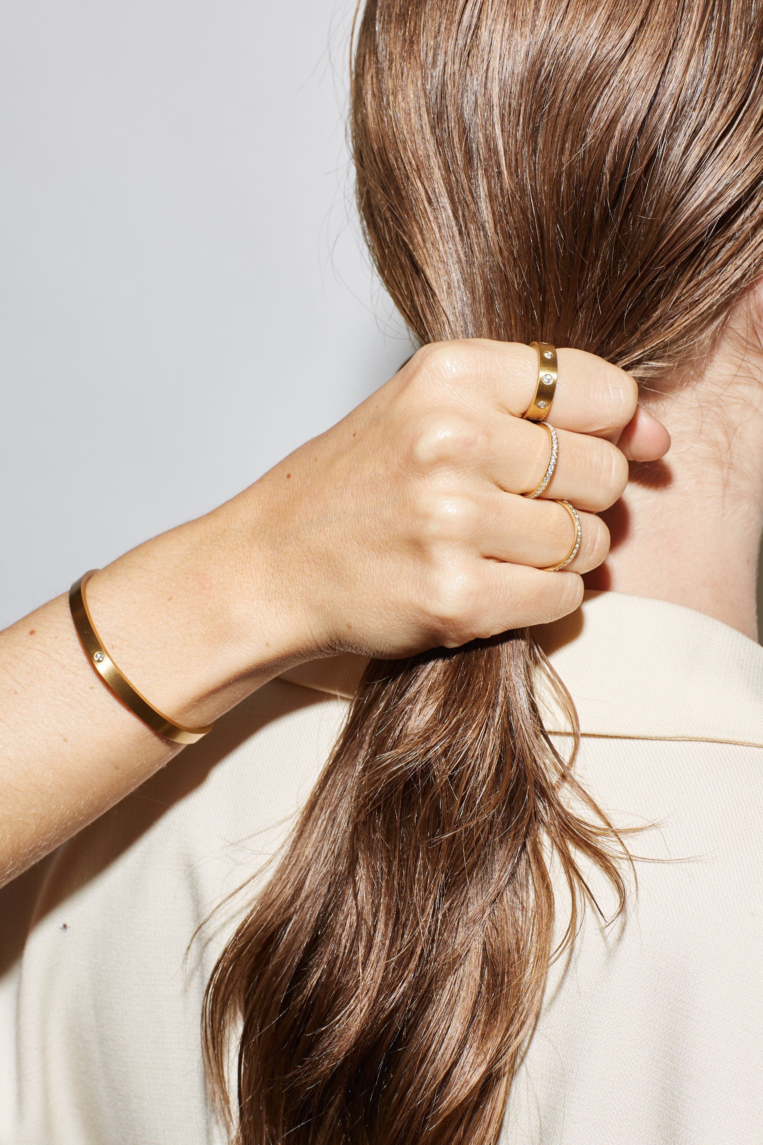 Detail view on model of Gemma Diamond Ring Ring Bagatiba 