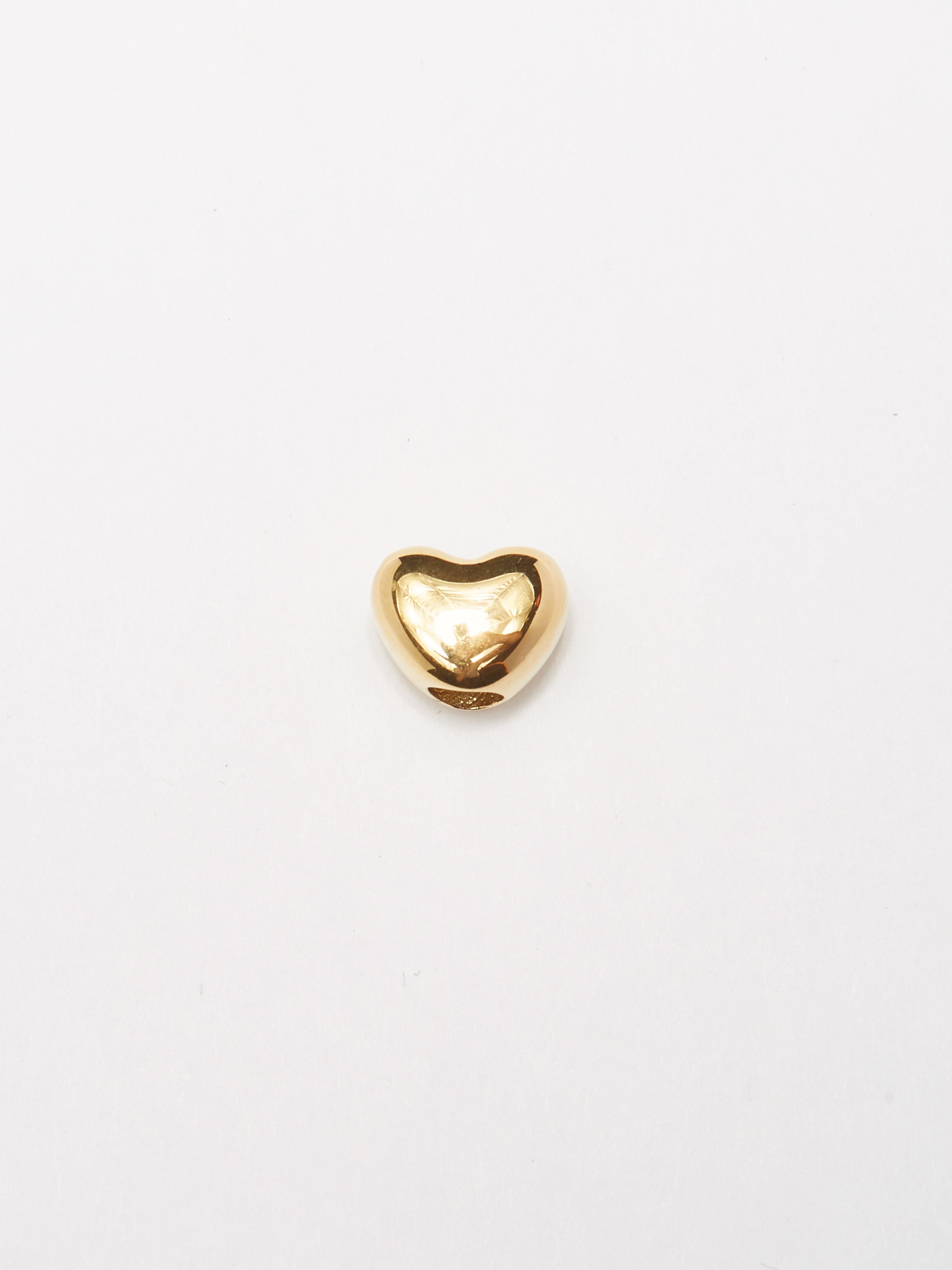 Flat lay detail view of heart bead from Gold Bead Set Bagatiba 