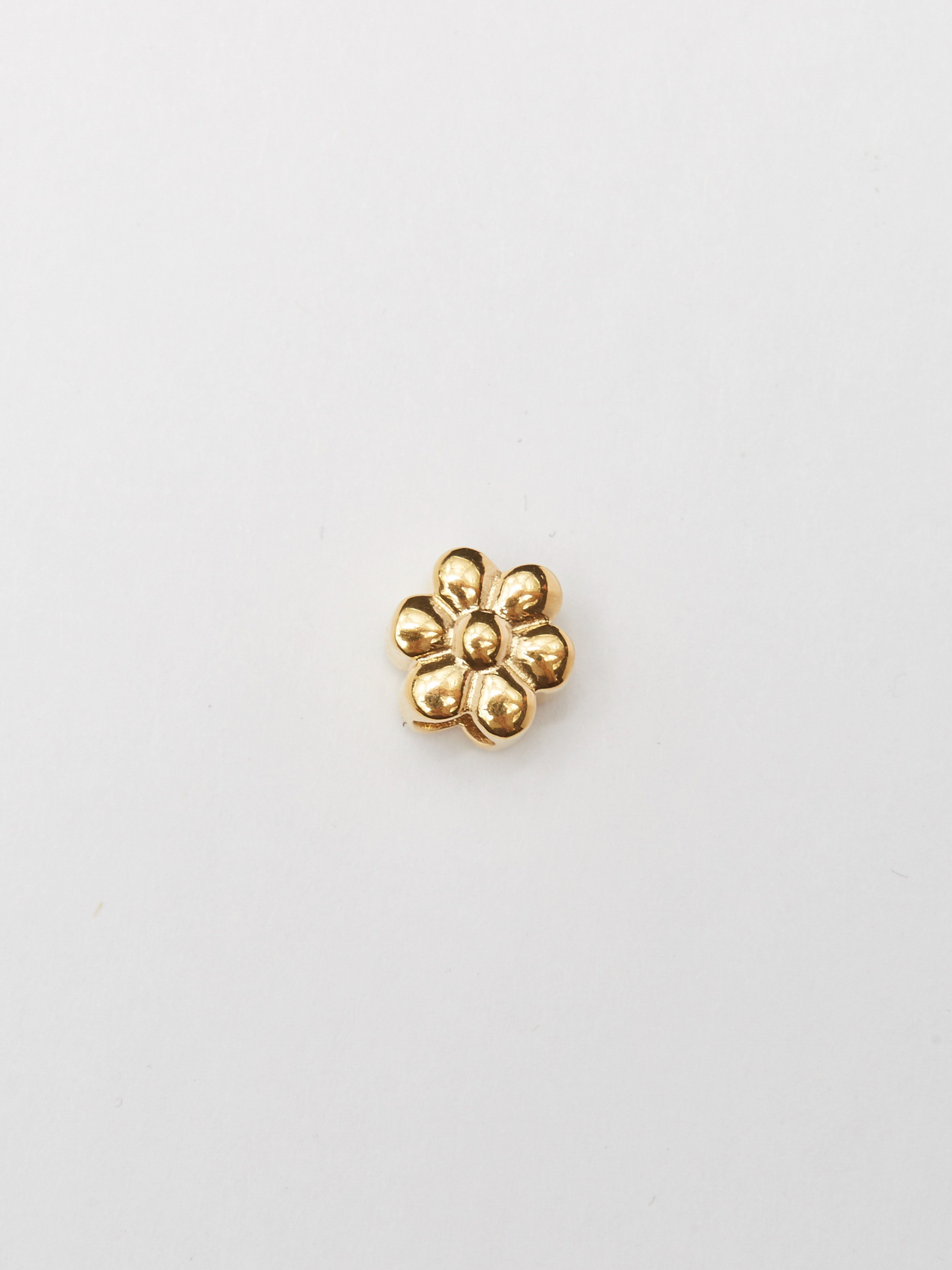 Flat lay detail view of flower bead from Gold Bead Set Bagatiba 