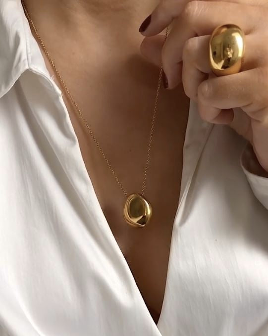 https://cdn.shopify.com/s/files/1/1525/2168/files/Gold_orb_necklace_and_ring.mp4?16882432271378985562