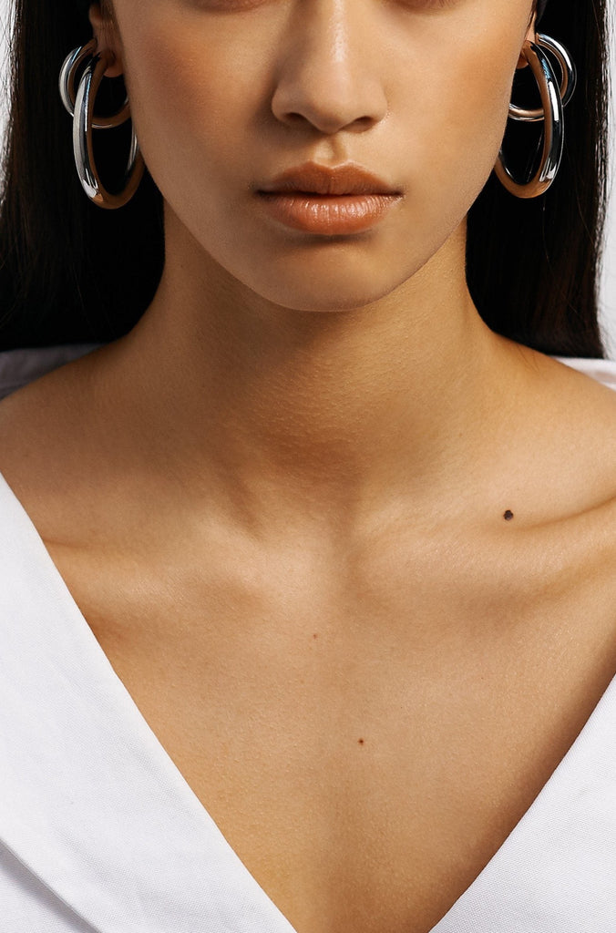 Full view of model wearing the Mini Silver Hollow Hoops Earrings Bagatiba 