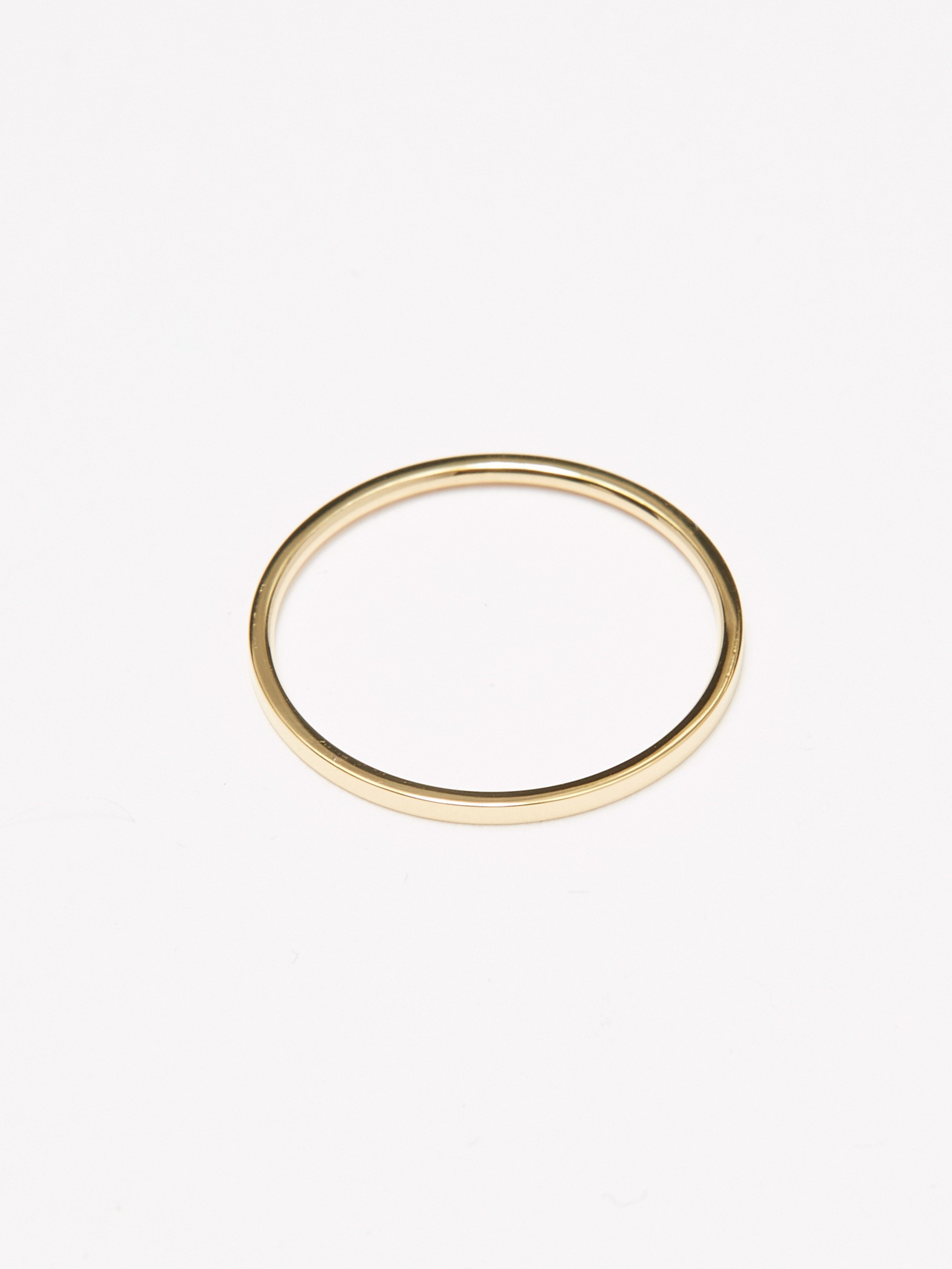 Detailed view flat lay Polished Gold Ring Ring Bagatiba 