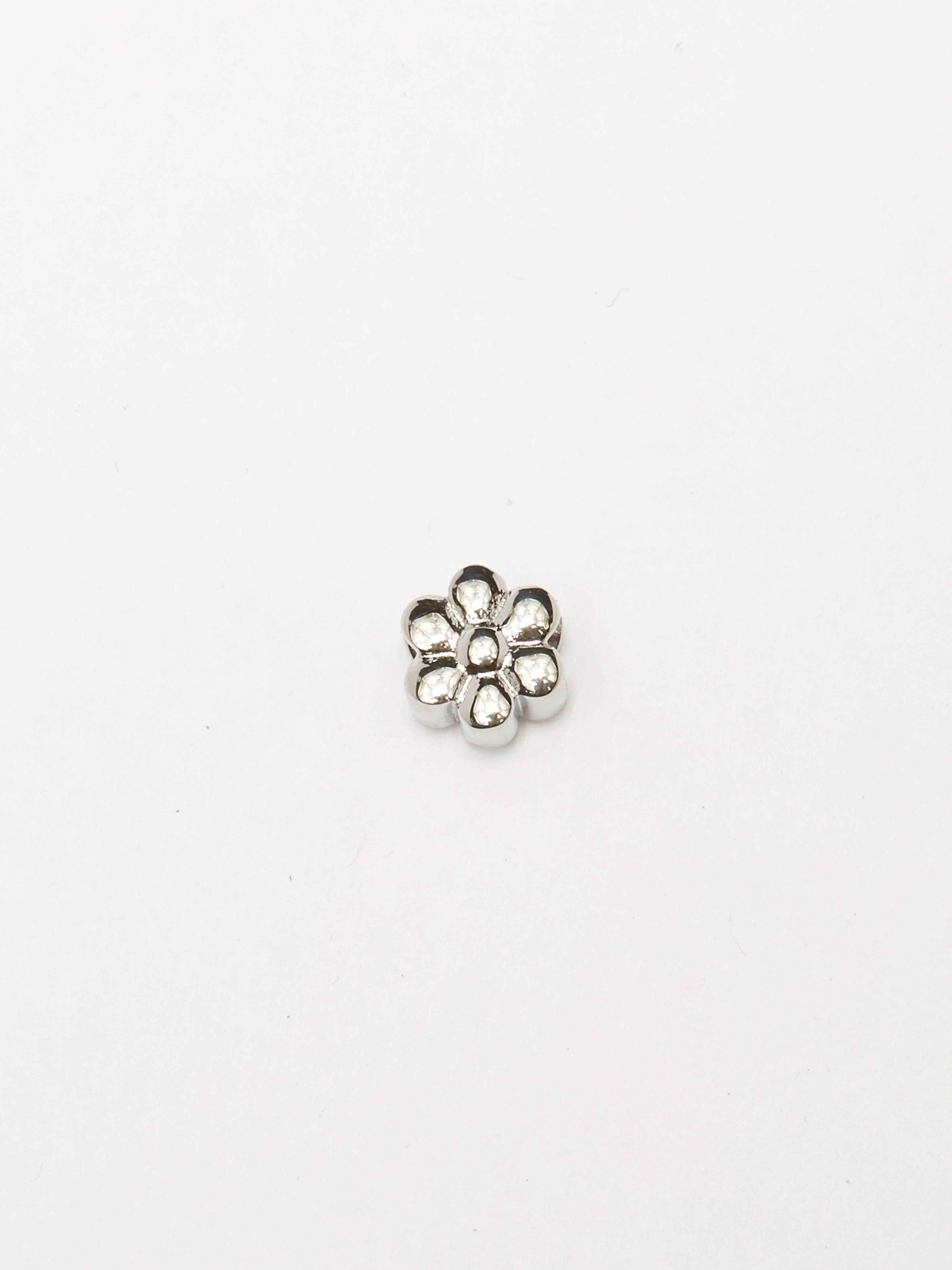 Detail view of flower bead from the Silver Bead Set Bagatiba