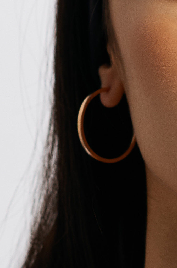 Cropped view on model of Simple Gold Hoops Earrings Bagatiba 