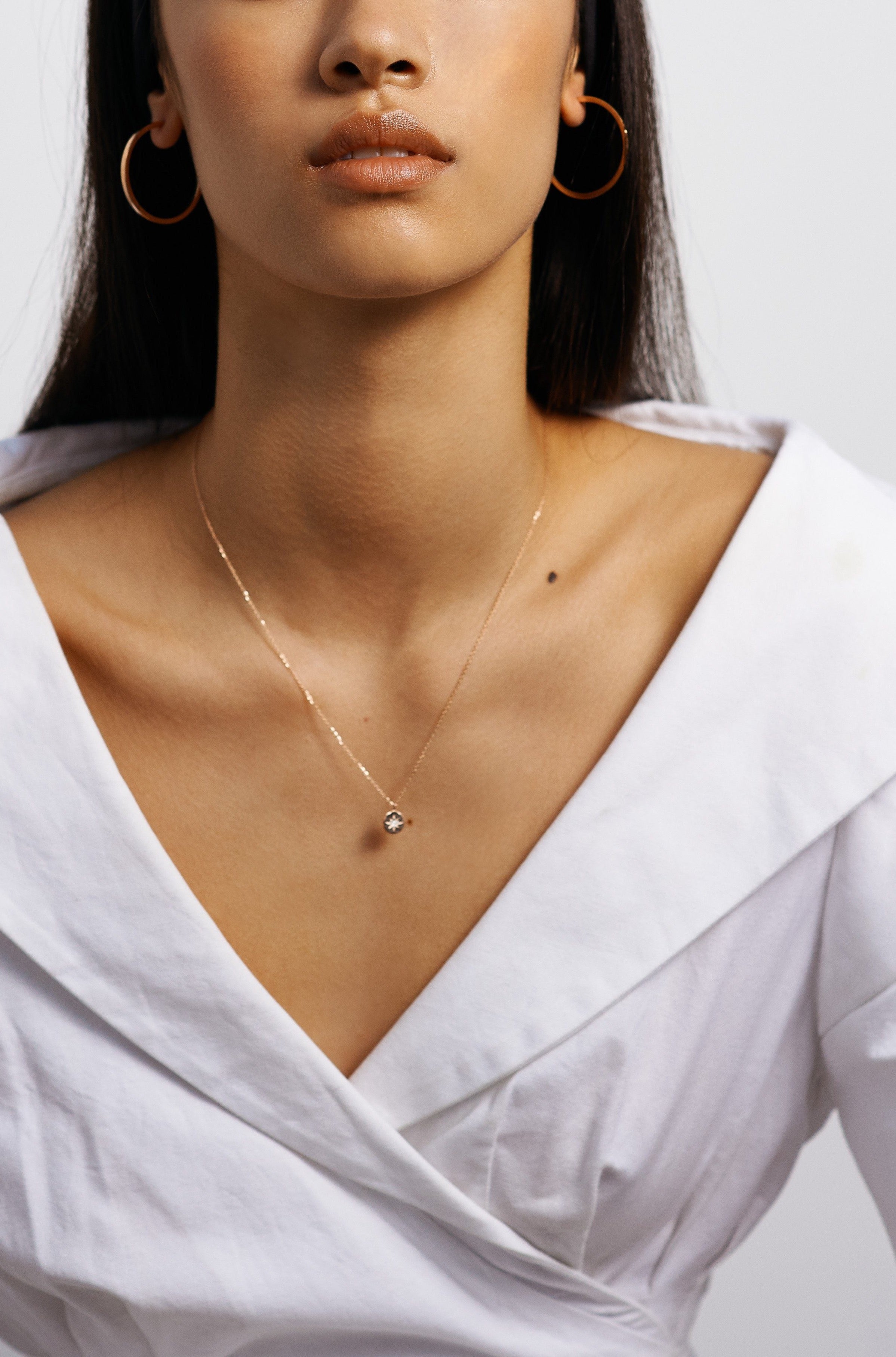 Full view of model wearing the Simple Gold Hoops Earrings Bagatiba 