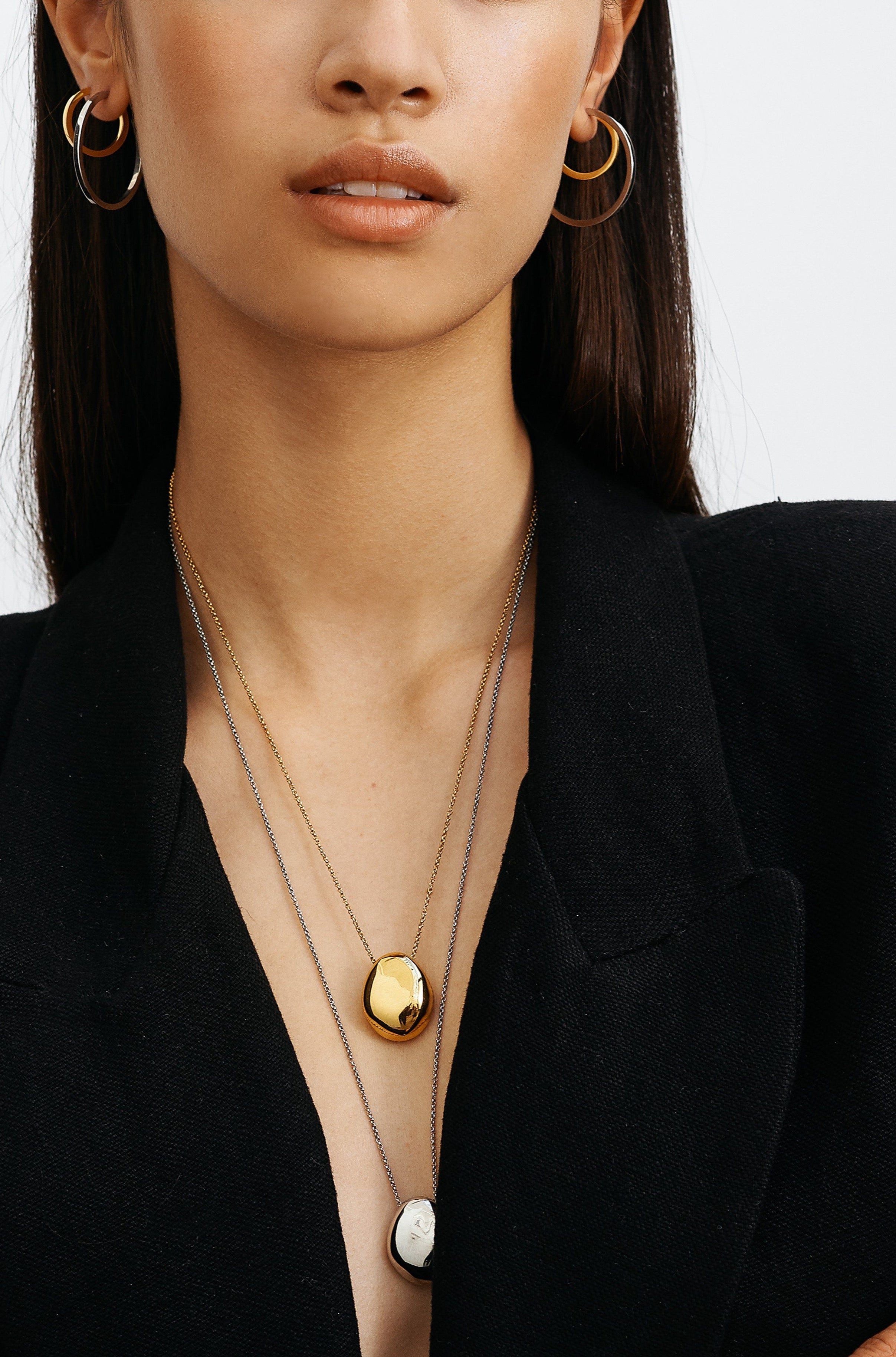 Model wearing the Simple Silver Hoops Earrings Bagatiba 