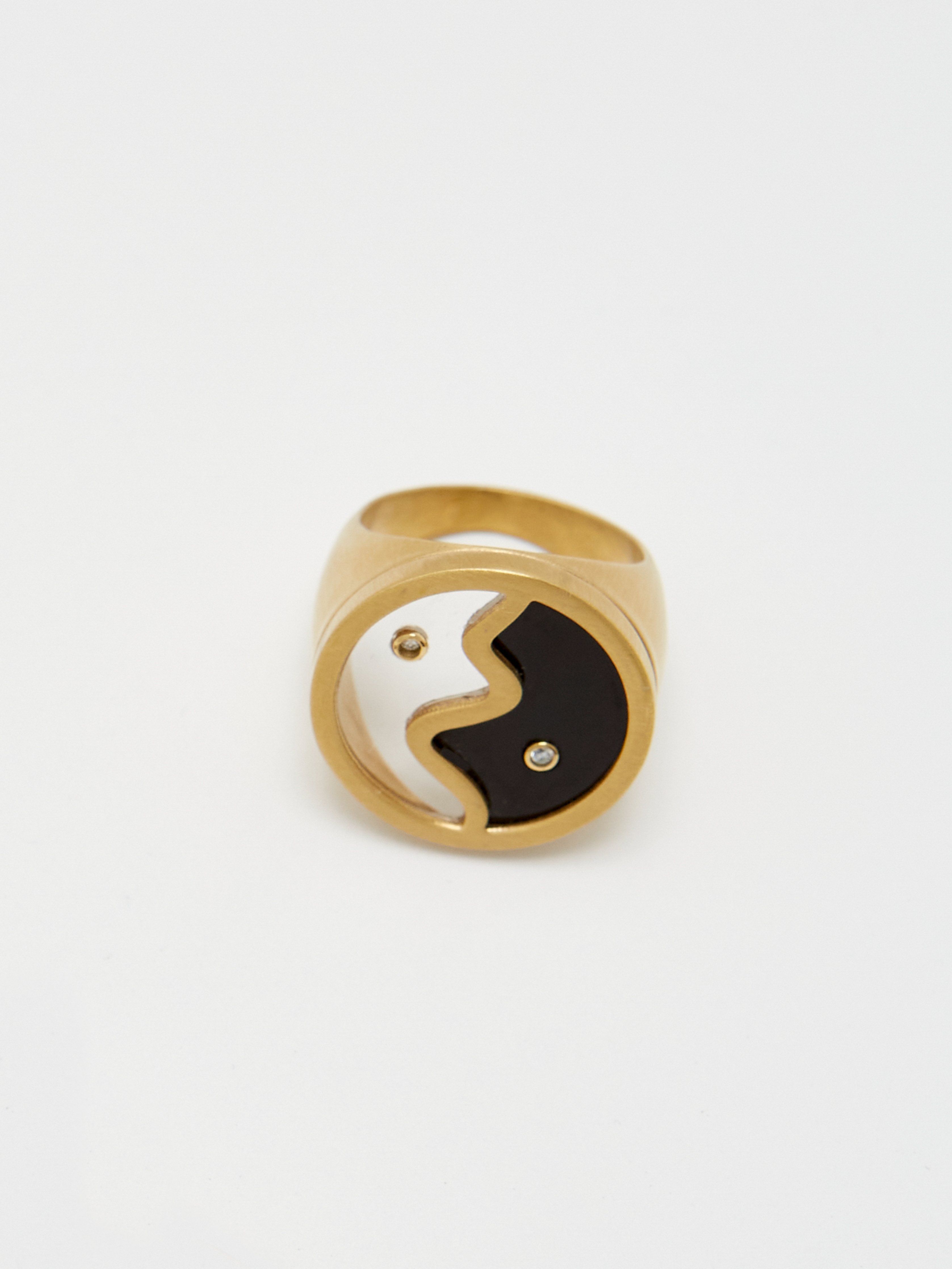 Close view detail flat lay of the Yin Yang Glass Ring by bagatiba 